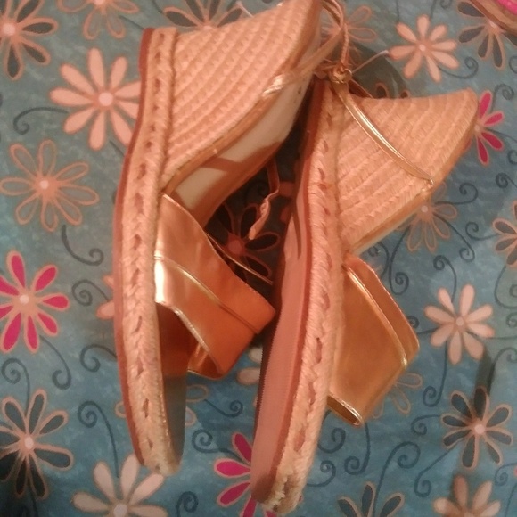 Mossimo gold tone wedge sz 9 shoes - Picture 4 of 4